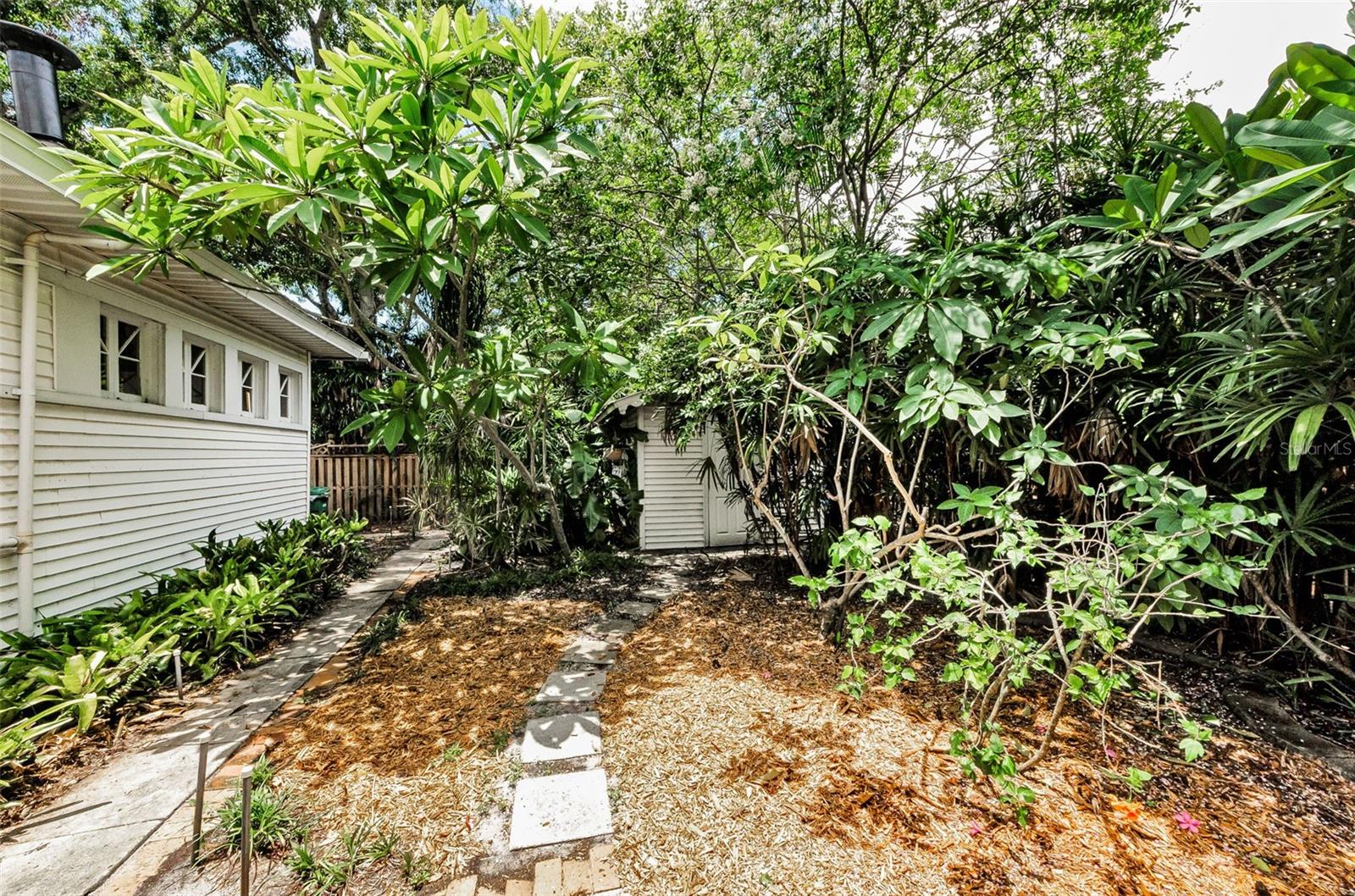 Listing photo id 23 for 3115 Hawthorne Road