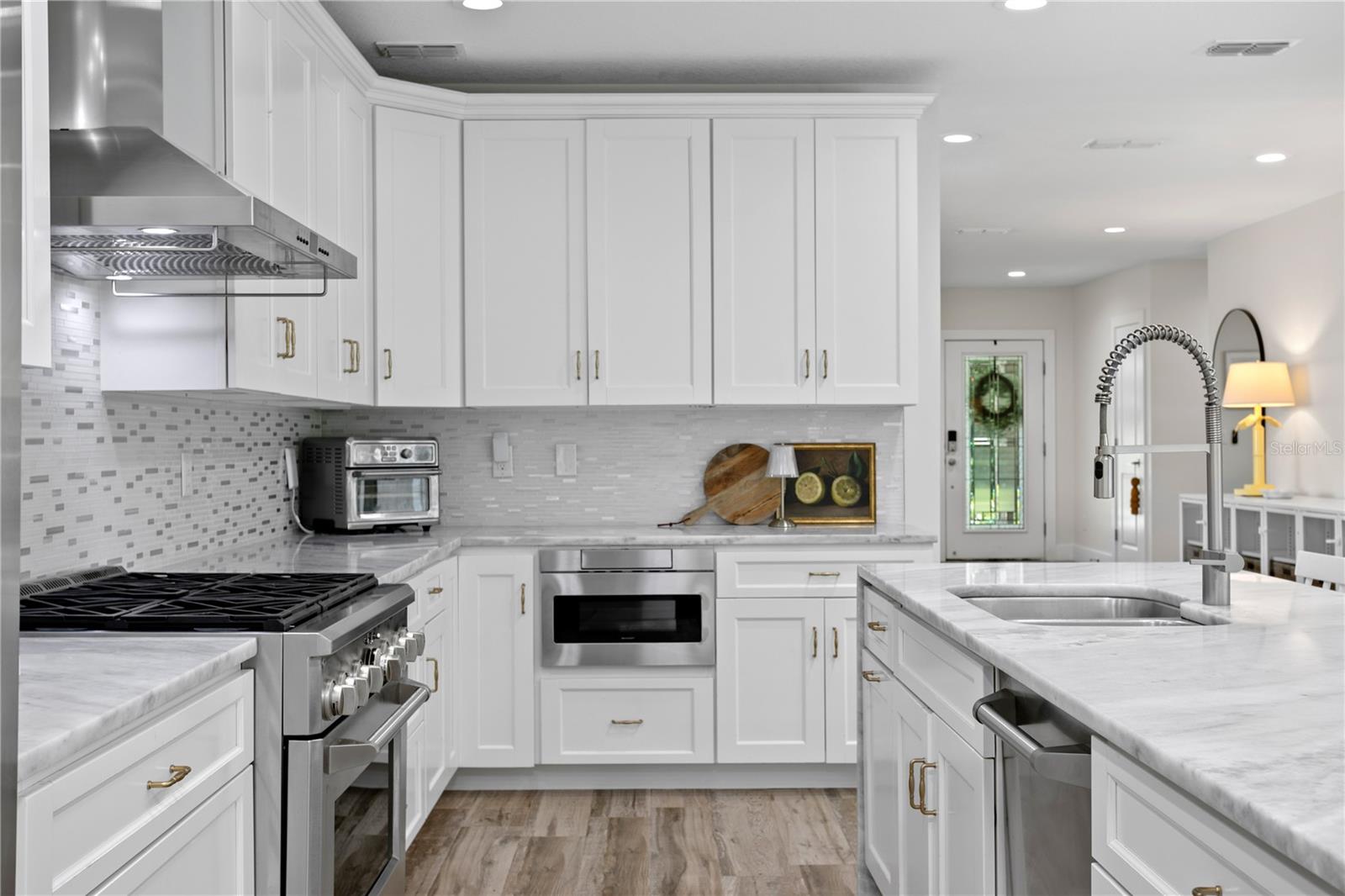 Listing photo id 12 for 3107 Watrous Avenue