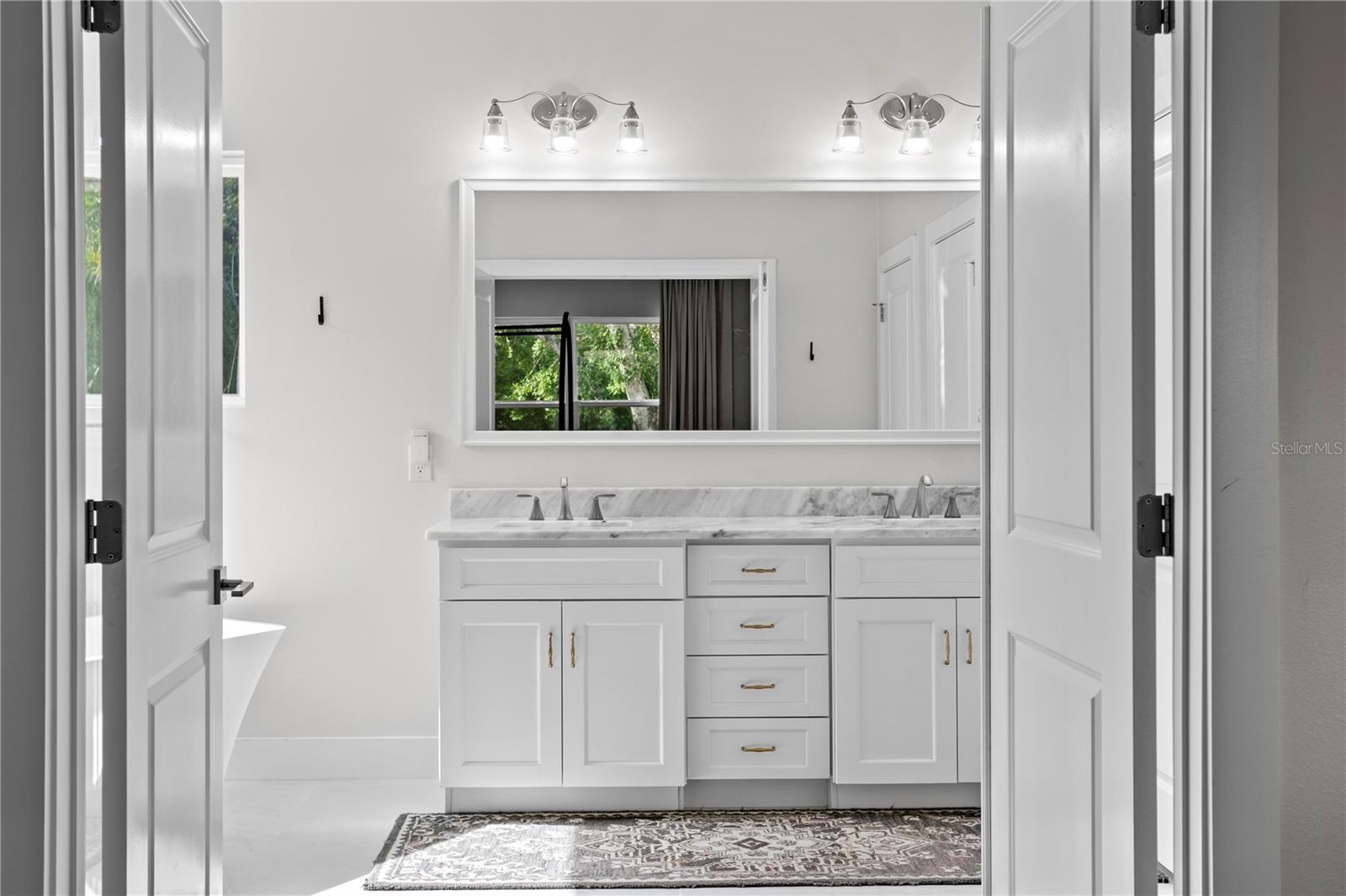 Listing photo id 40 for 3107 Watrous Avenue