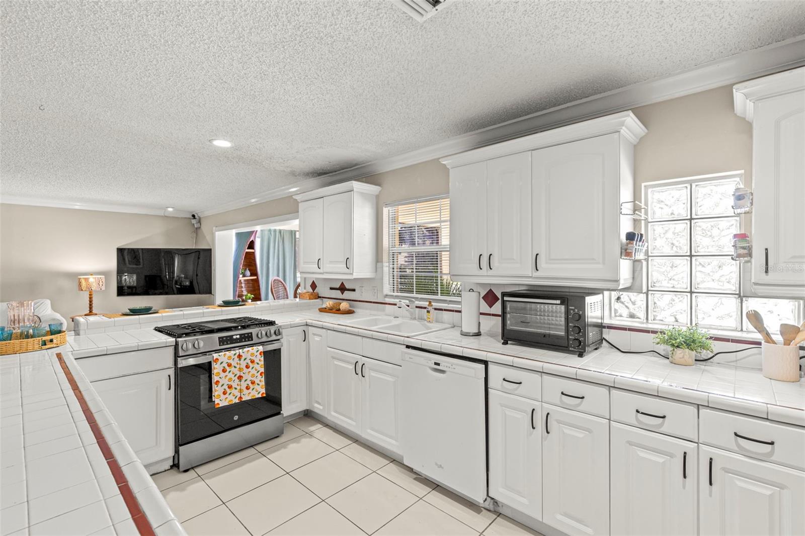 Image 8 of 33 For 240 Lyndhurst Street