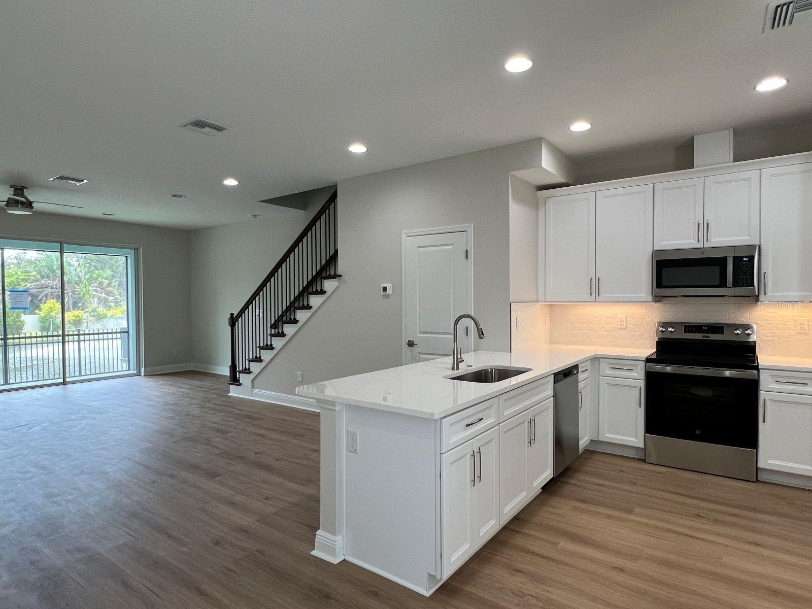 Listing photo id 0 for 7620 93rd Street N