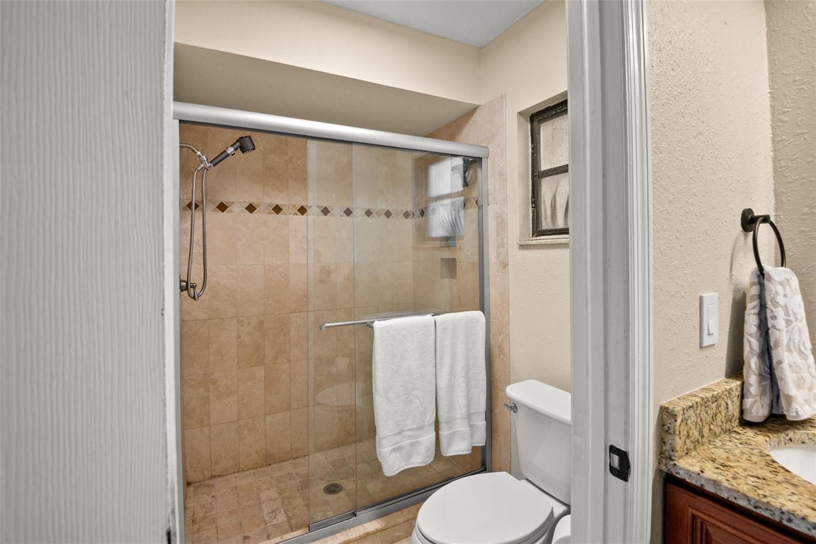 Image 11 of 38 For 2580 Redwood Way