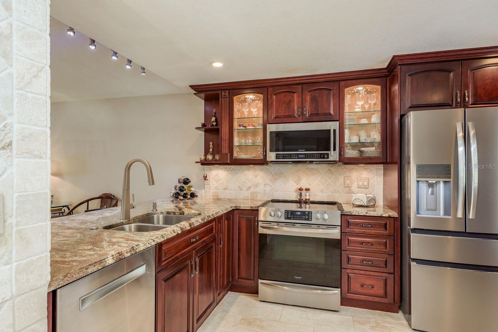 Listing photo id 8 for 723 Merlins Court