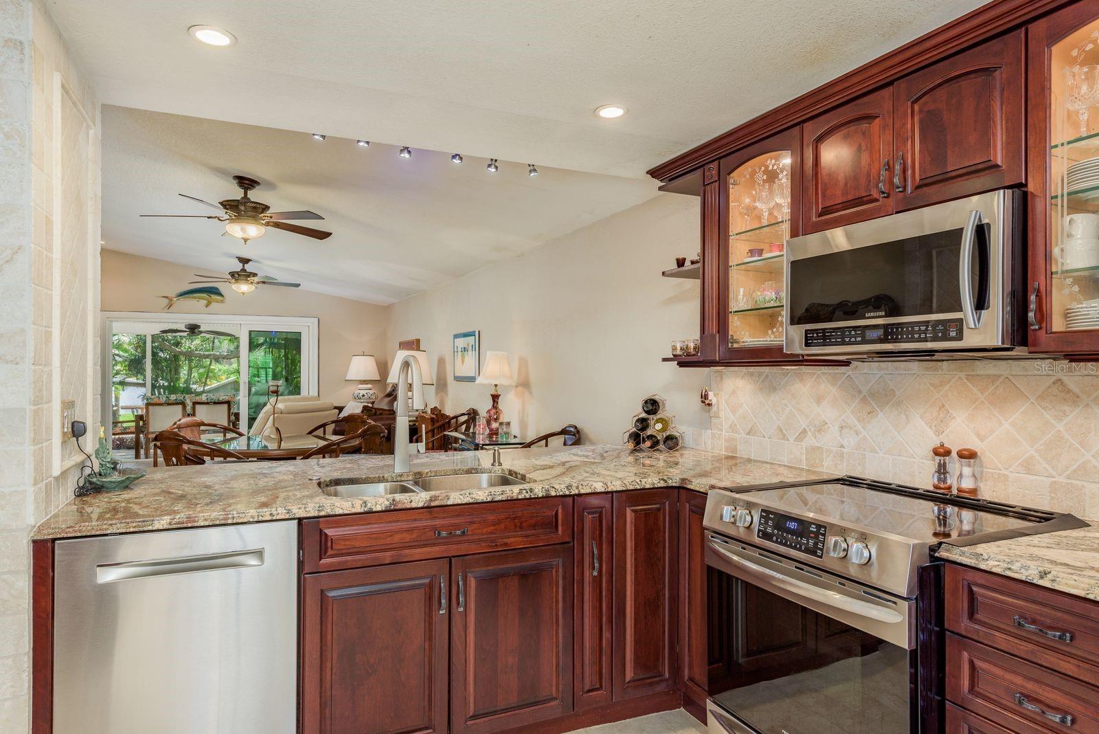 Listing photo id 10 for 723 Merlins Court