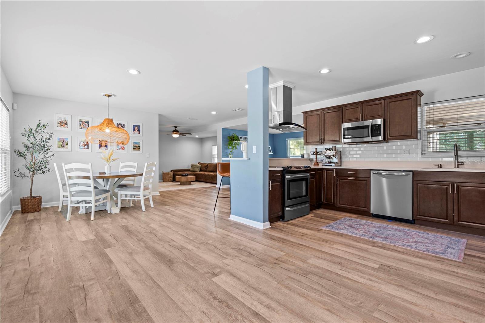 Listing photo id 8 for 327 Sunny Lane