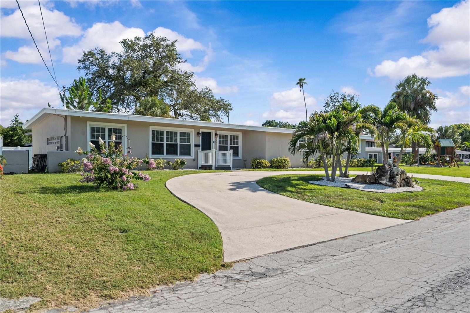 Listing photo id 1 for 327 Sunny Lane