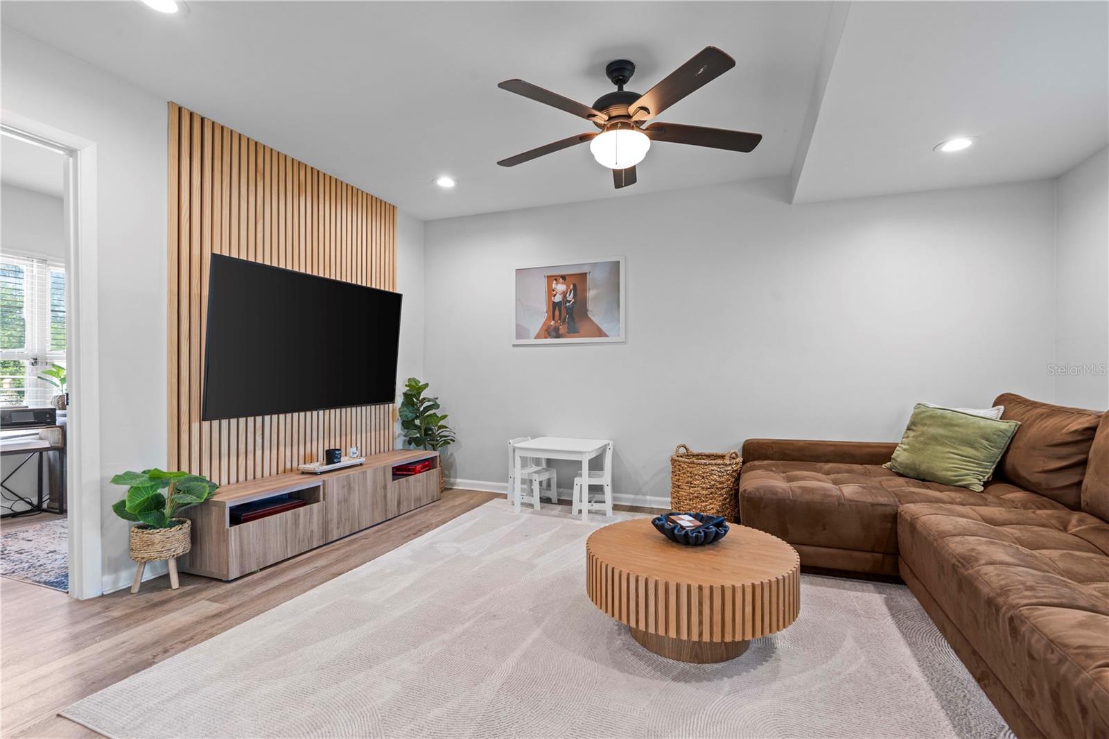 Listing photo id 2 for 327 Sunny Lane