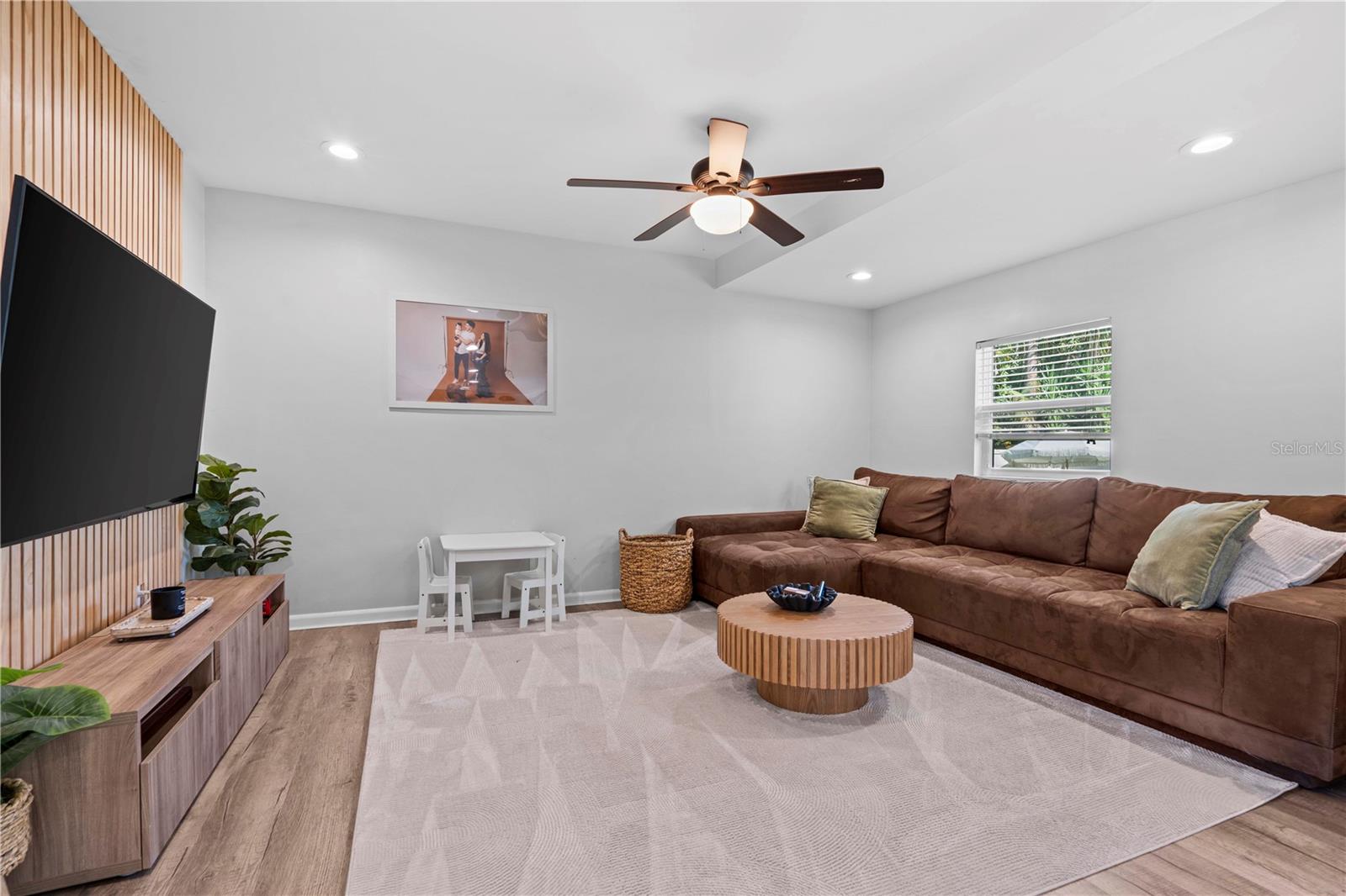 Listing photo id 3 for 327 Sunny Lane