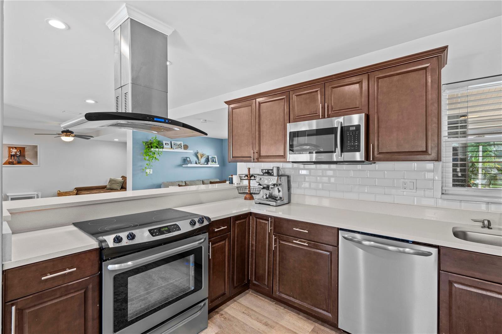 Listing photo id 4 for 327 Sunny Lane