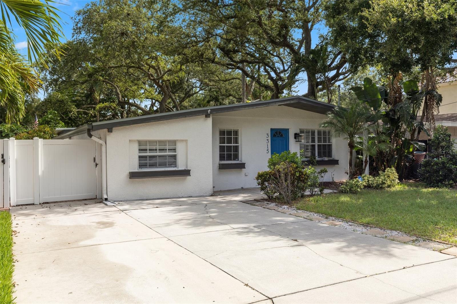 Listing photo id 0 for 3315 Villa Rosa Street