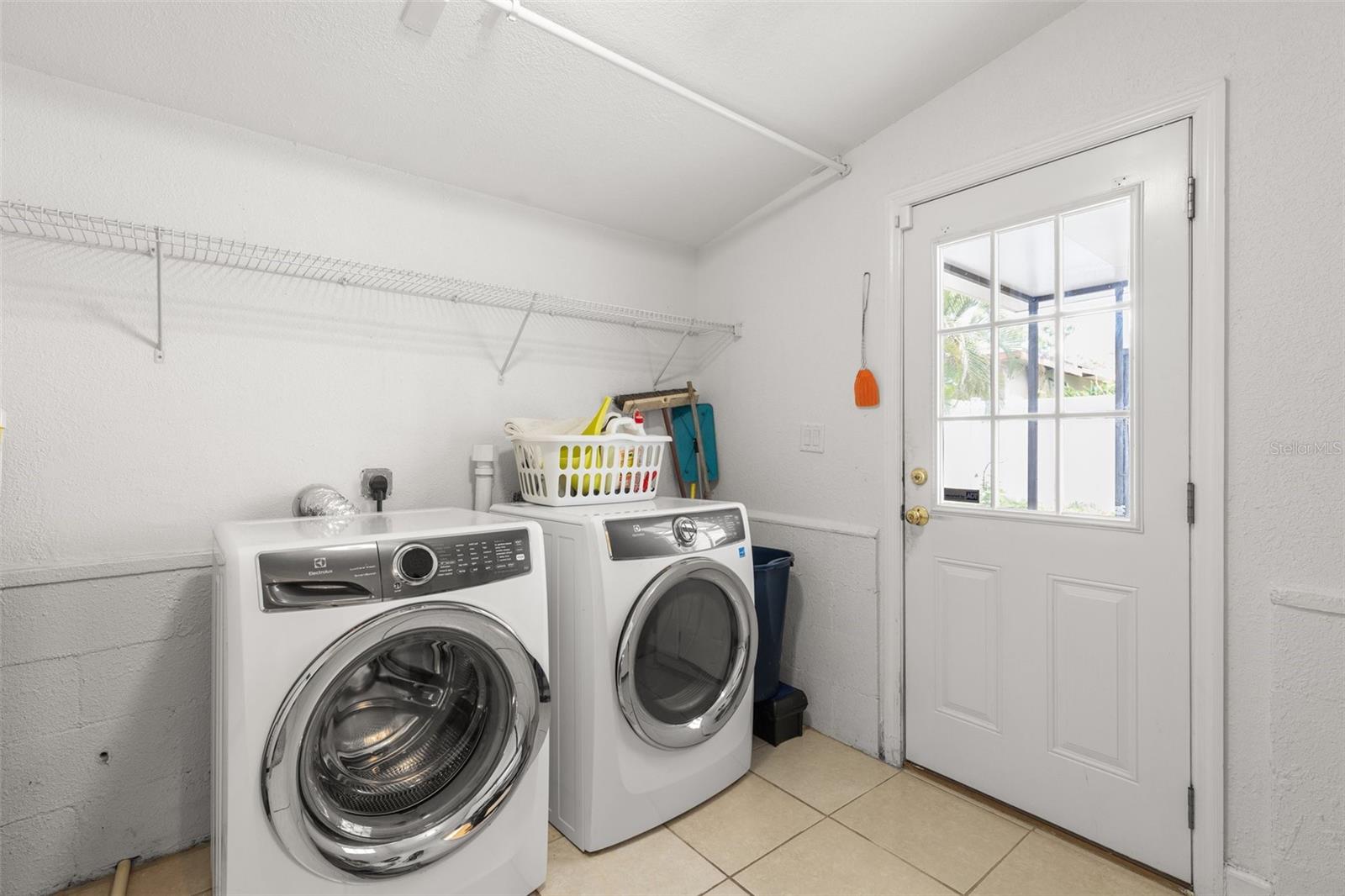 Listing photo id 24 for 3315 Villa Rosa Street