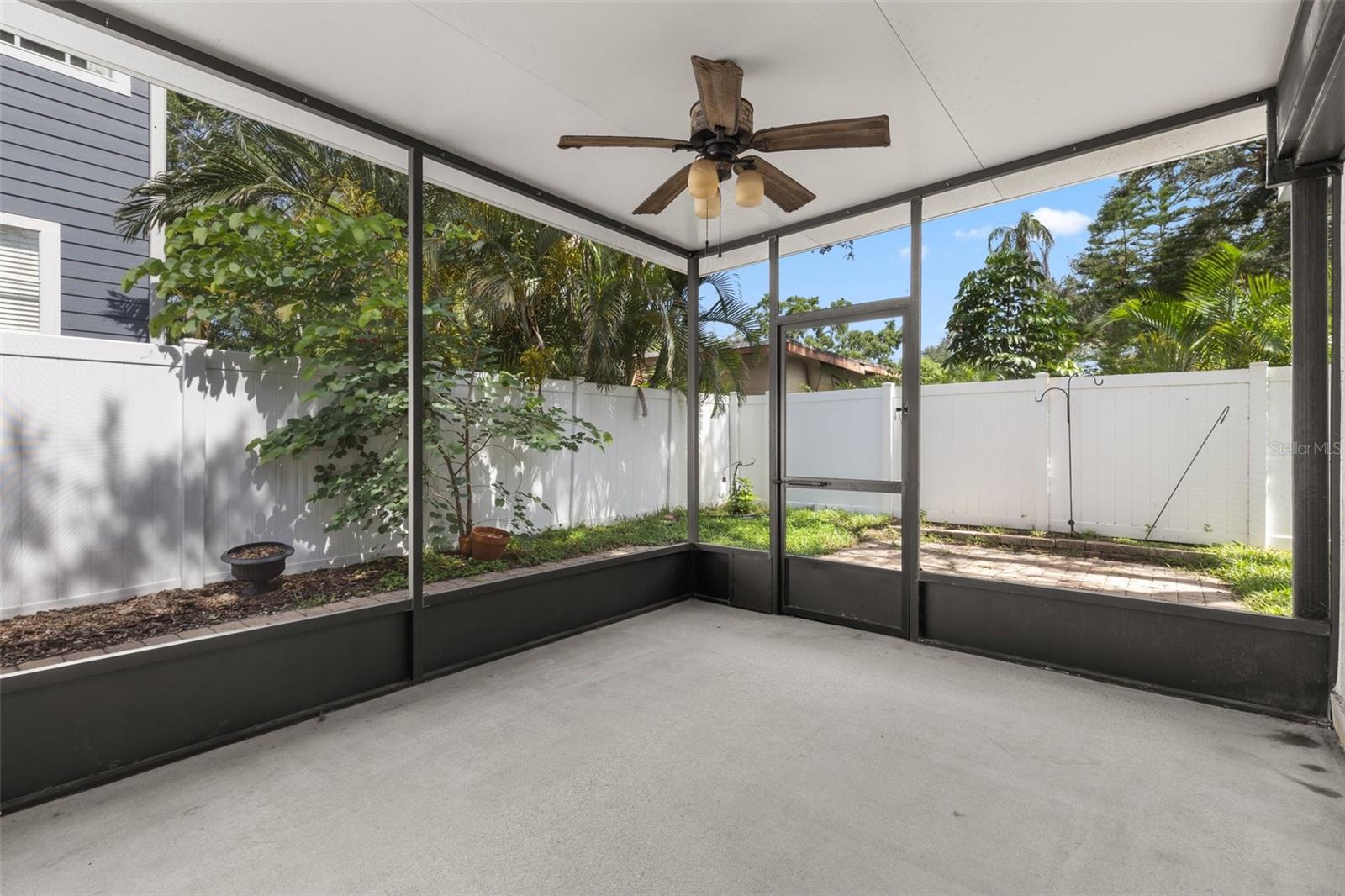 Listing photo id 25 for 3315 Villa Rosa Street
