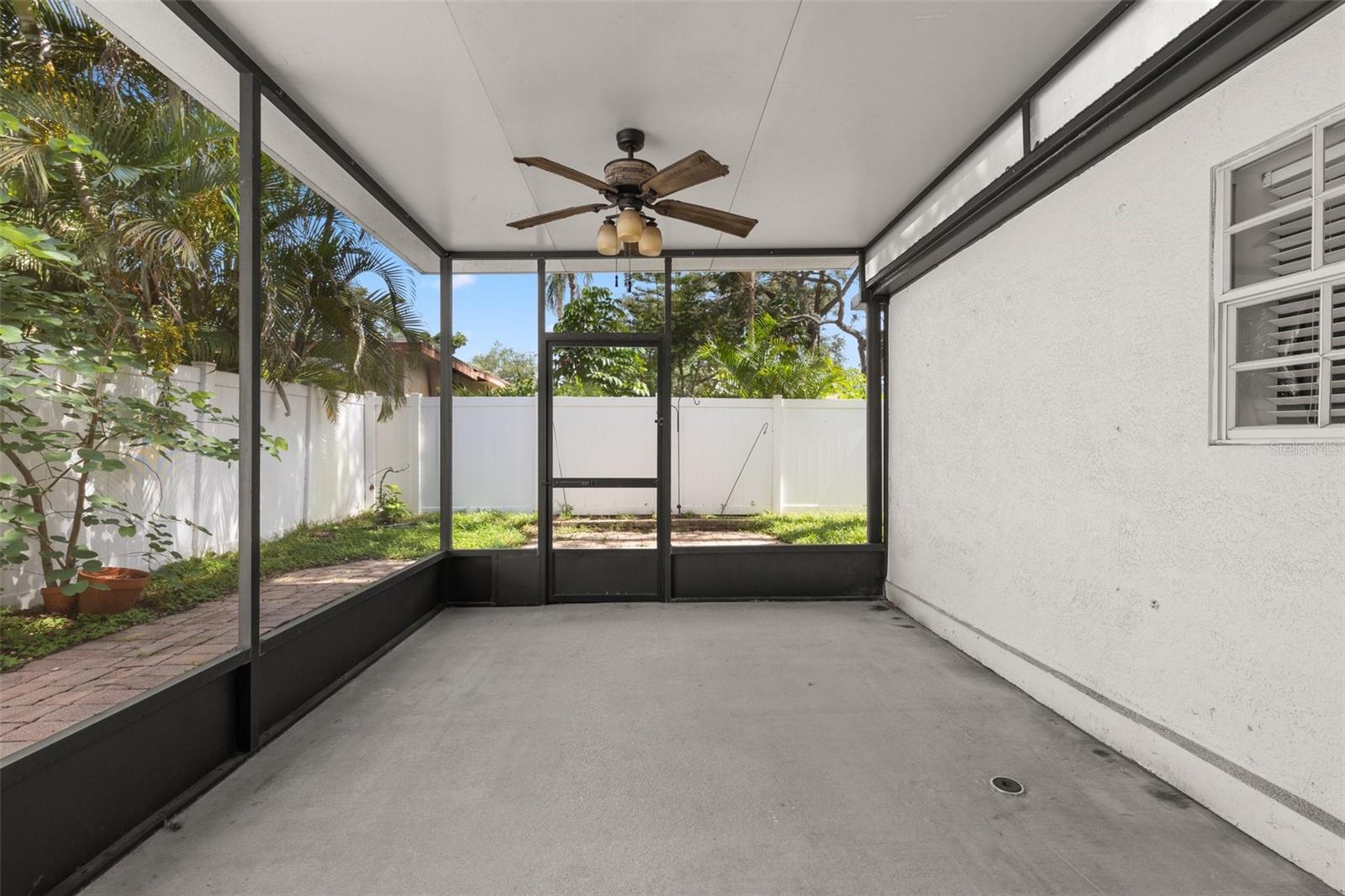 Listing photo id 26 for 3315 Villa Rosa Street