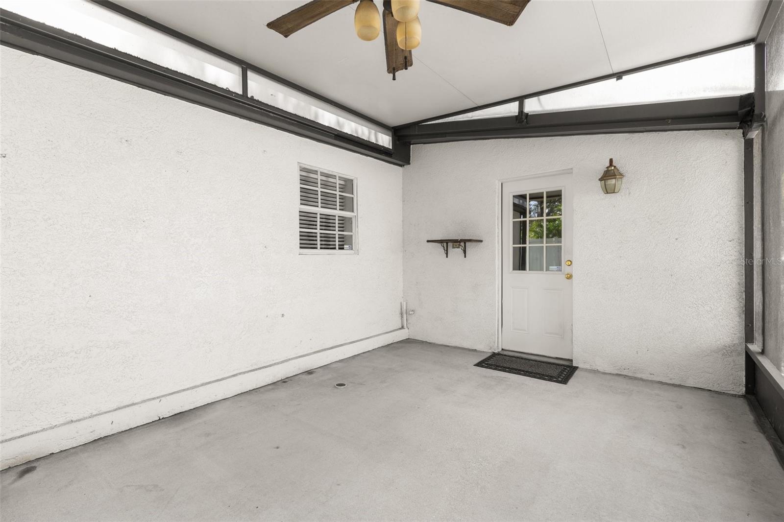 Listing photo id 27 for 3315 Villa Rosa Street
