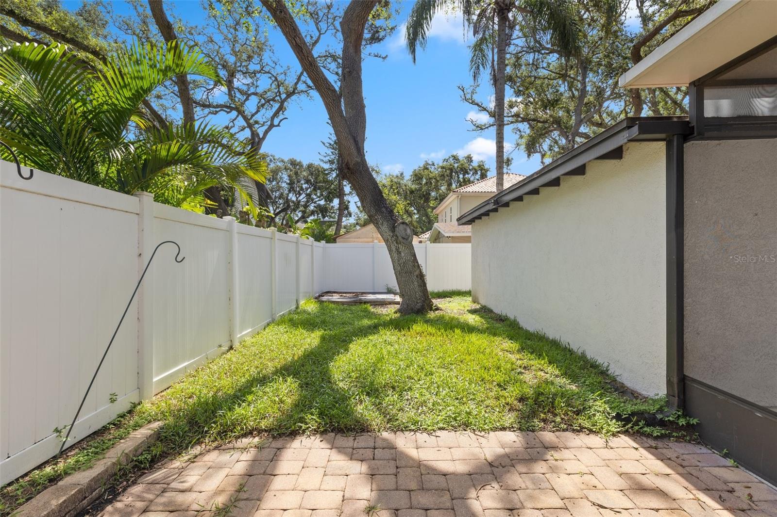 Listing photo id 28 for 3315 Villa Rosa Street