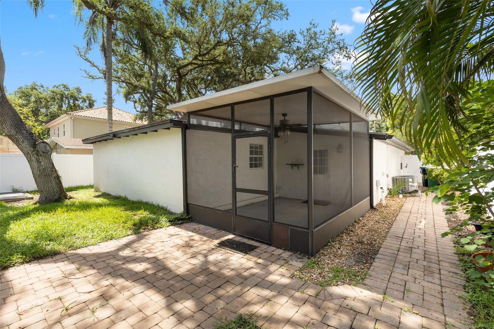 Listing photo id 29 for 3315 Villa Rosa Street