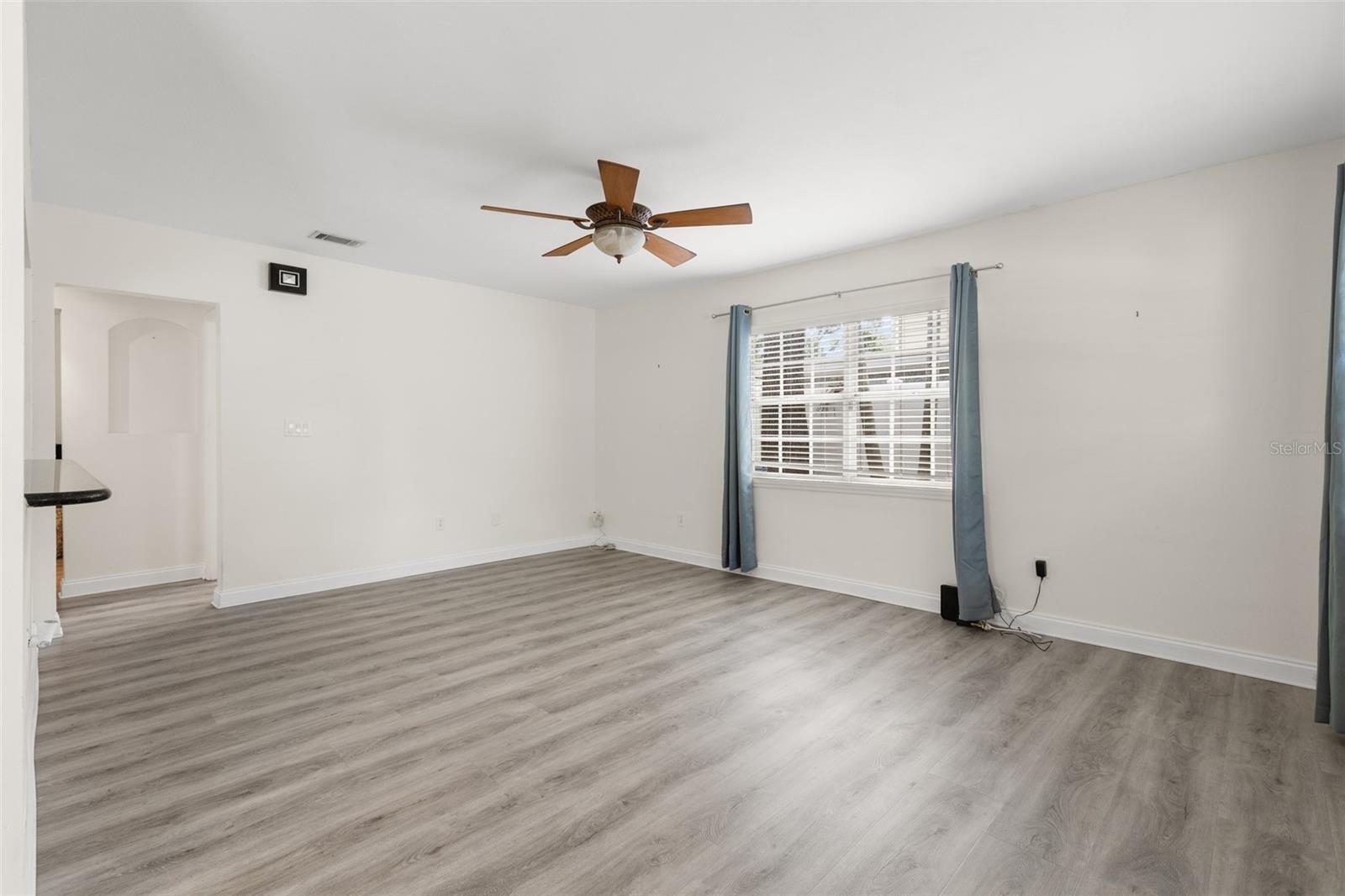 Listing photo id 2 for 3315 Villa Rosa Street