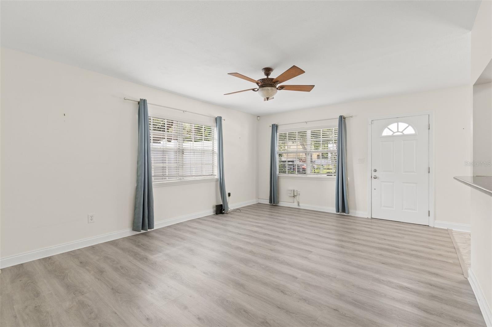 Listing photo id 5 for 3315 Villa Rosa Street