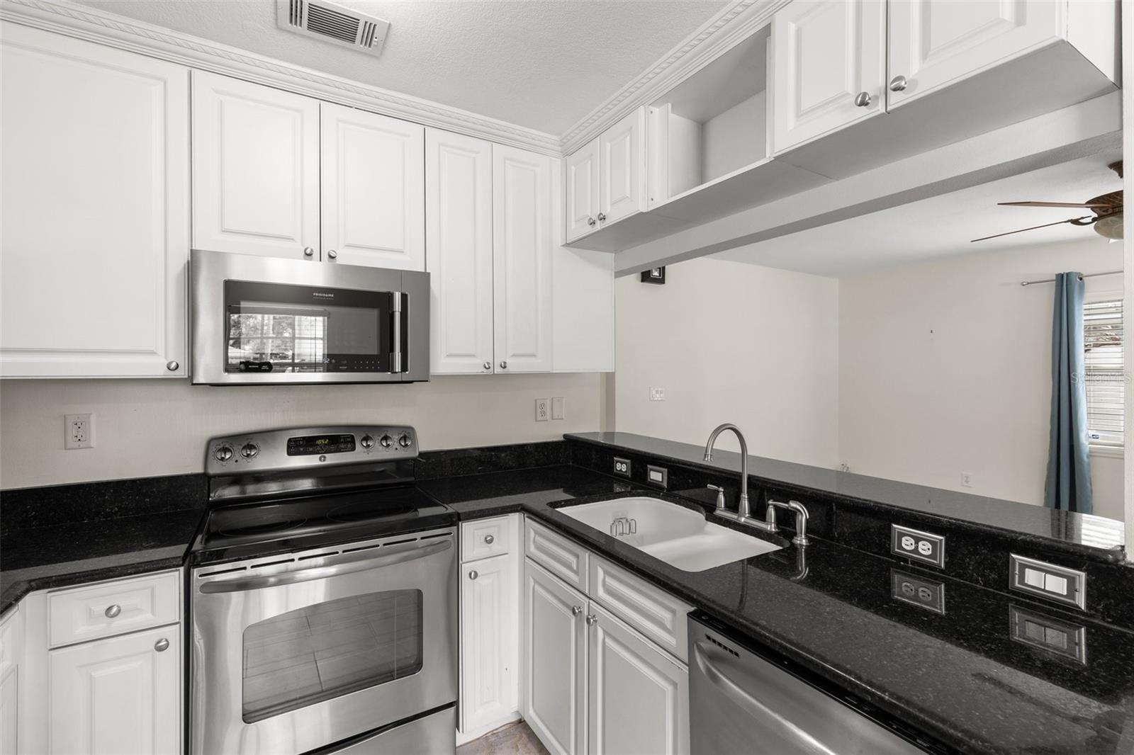 Listing photo id 6 for 3315 Villa Rosa Street