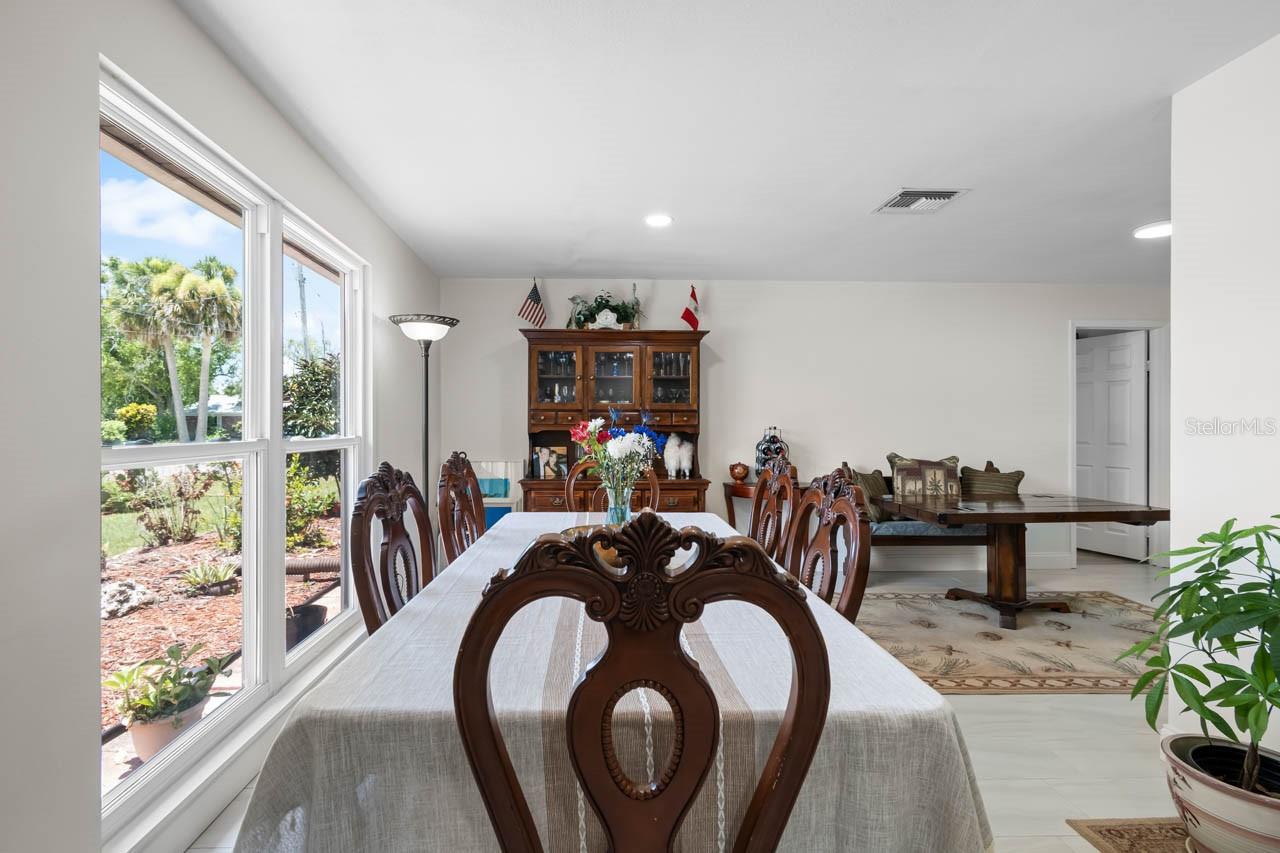 Listing photo id 8 for 803 Leisey Circle