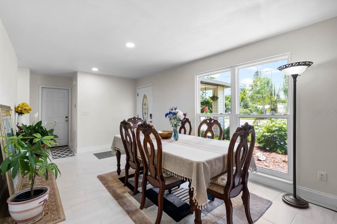 Listing photo id 9 for 803 Leisey Circle