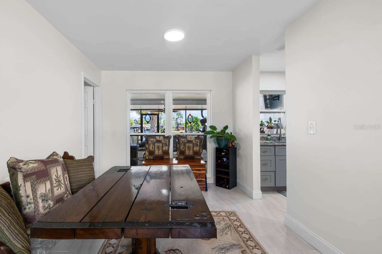 Listing photo id 10 for 803 Leisey Circle
