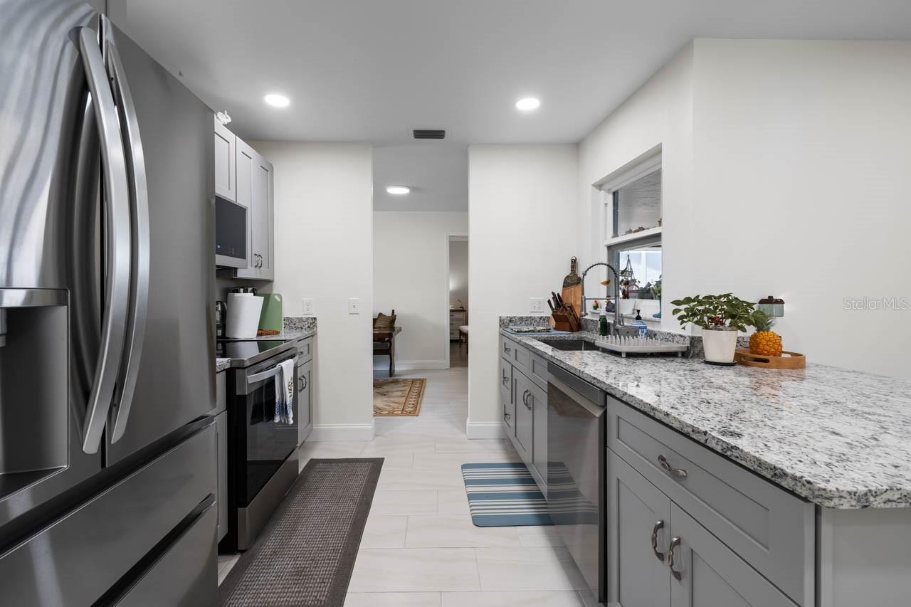 Listing photo id 12 for 803 Leisey Circle