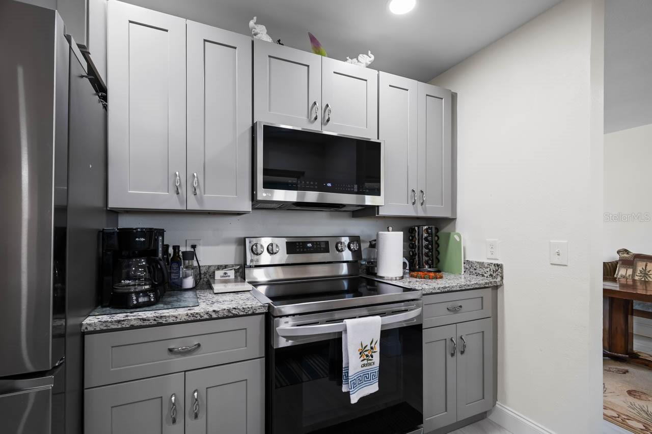 Listing photo id 13 for 803 Leisey Circle