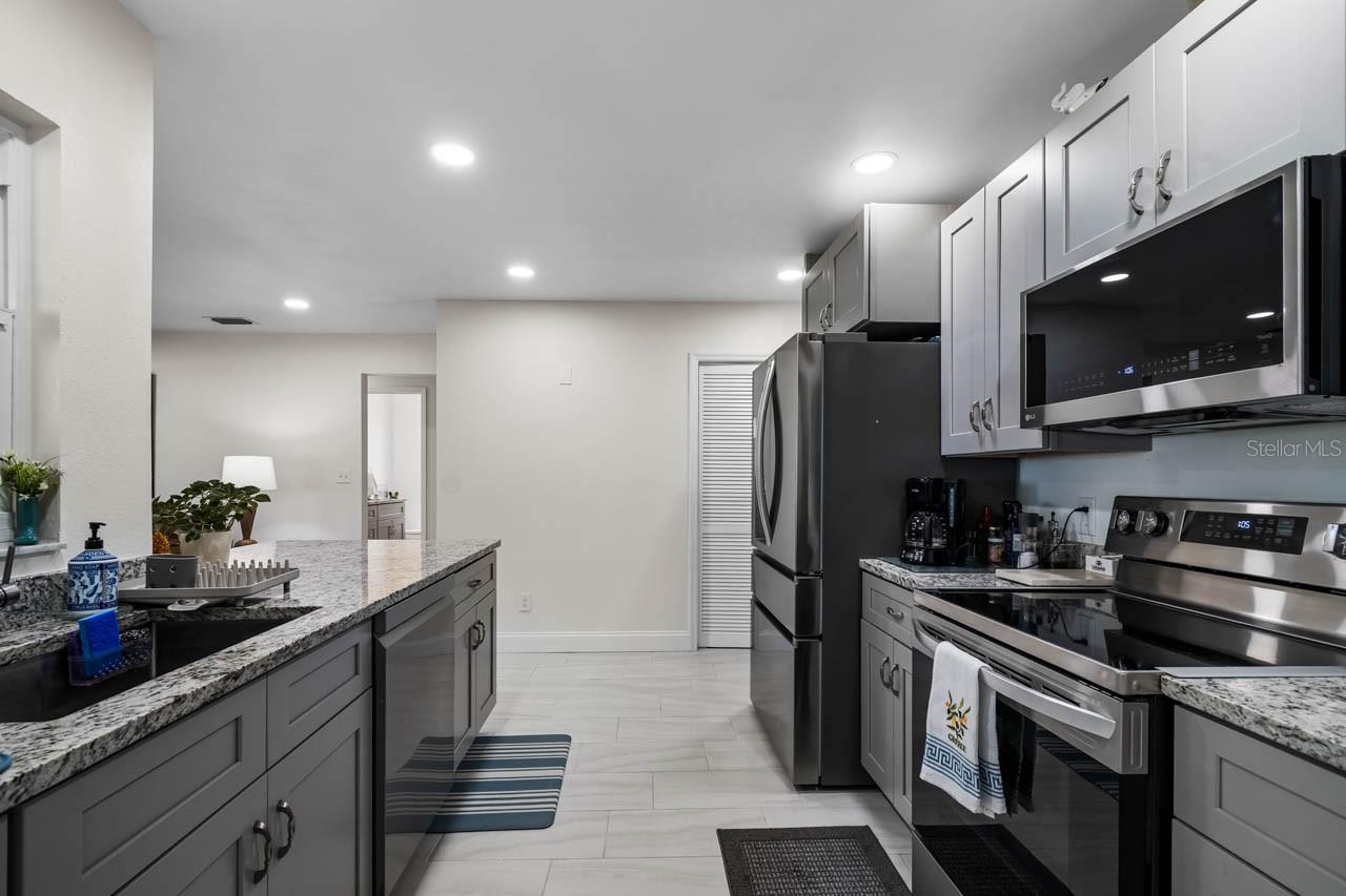 Listing photo id 14 for 803 Leisey Circle