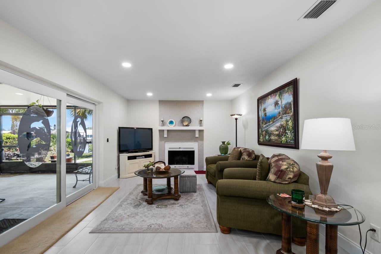 Listing photo id 15 for 803 Leisey Circle