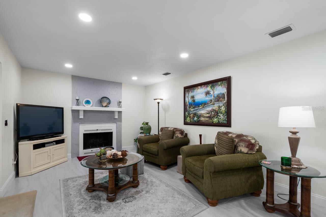 Listing photo id 16 for 803 Leisey Circle