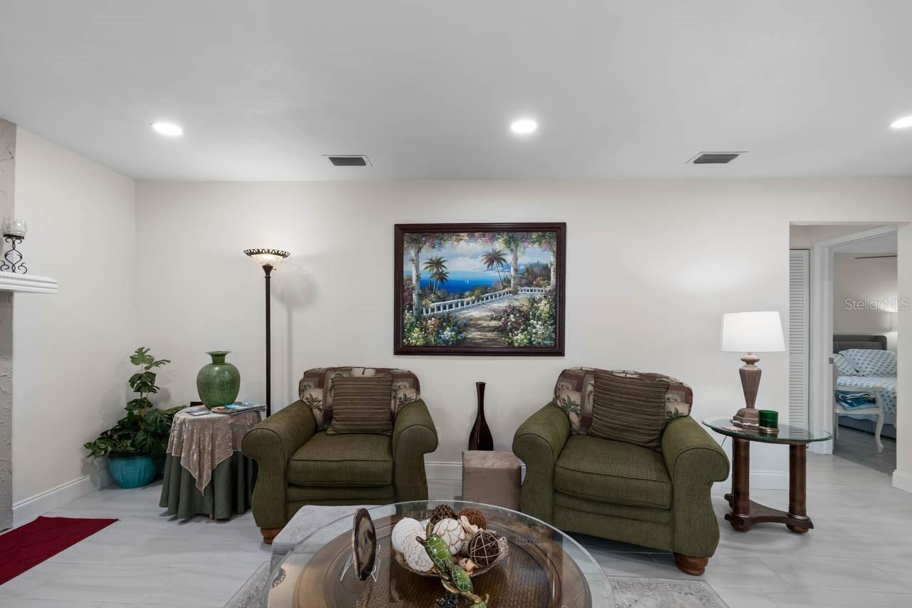 Listing photo id 17 for 803 Leisey Circle