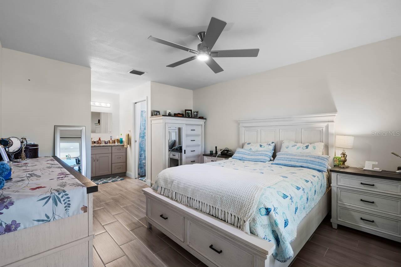 Listing photo id 19 for 803 Leisey Circle