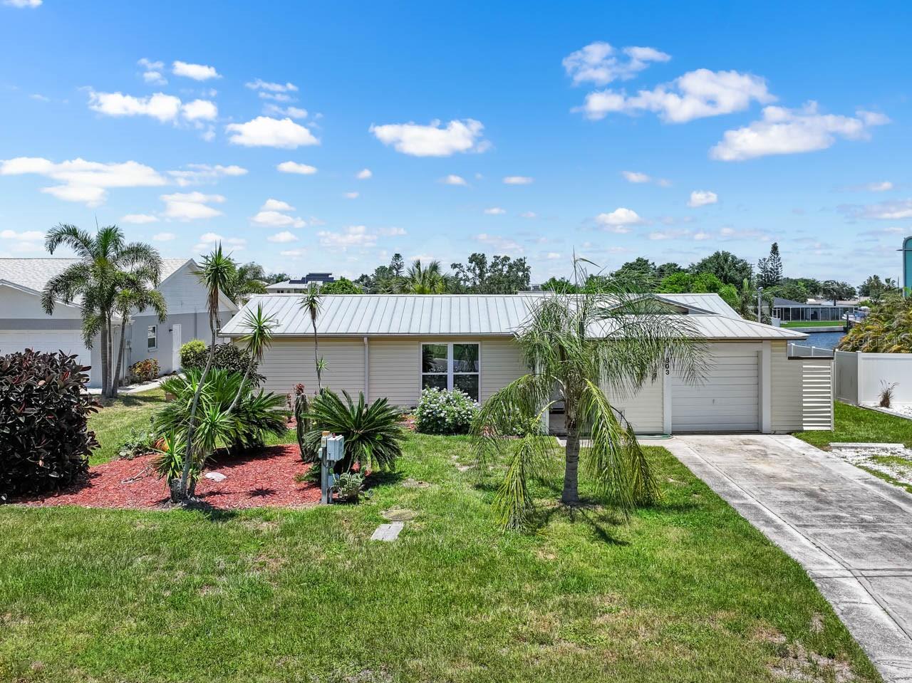 Listing photo id 3 for 803 Leisey Circle