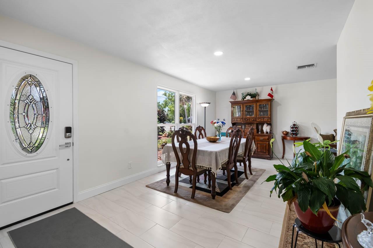 Listing photo id 6 for 803 Leisey Circle