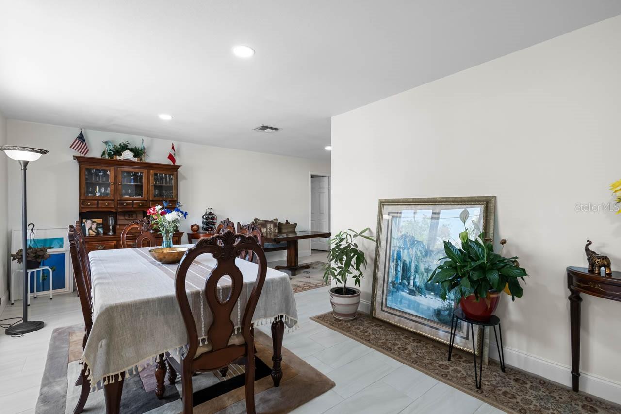 Listing photo id 7 for 803 Leisey Circle