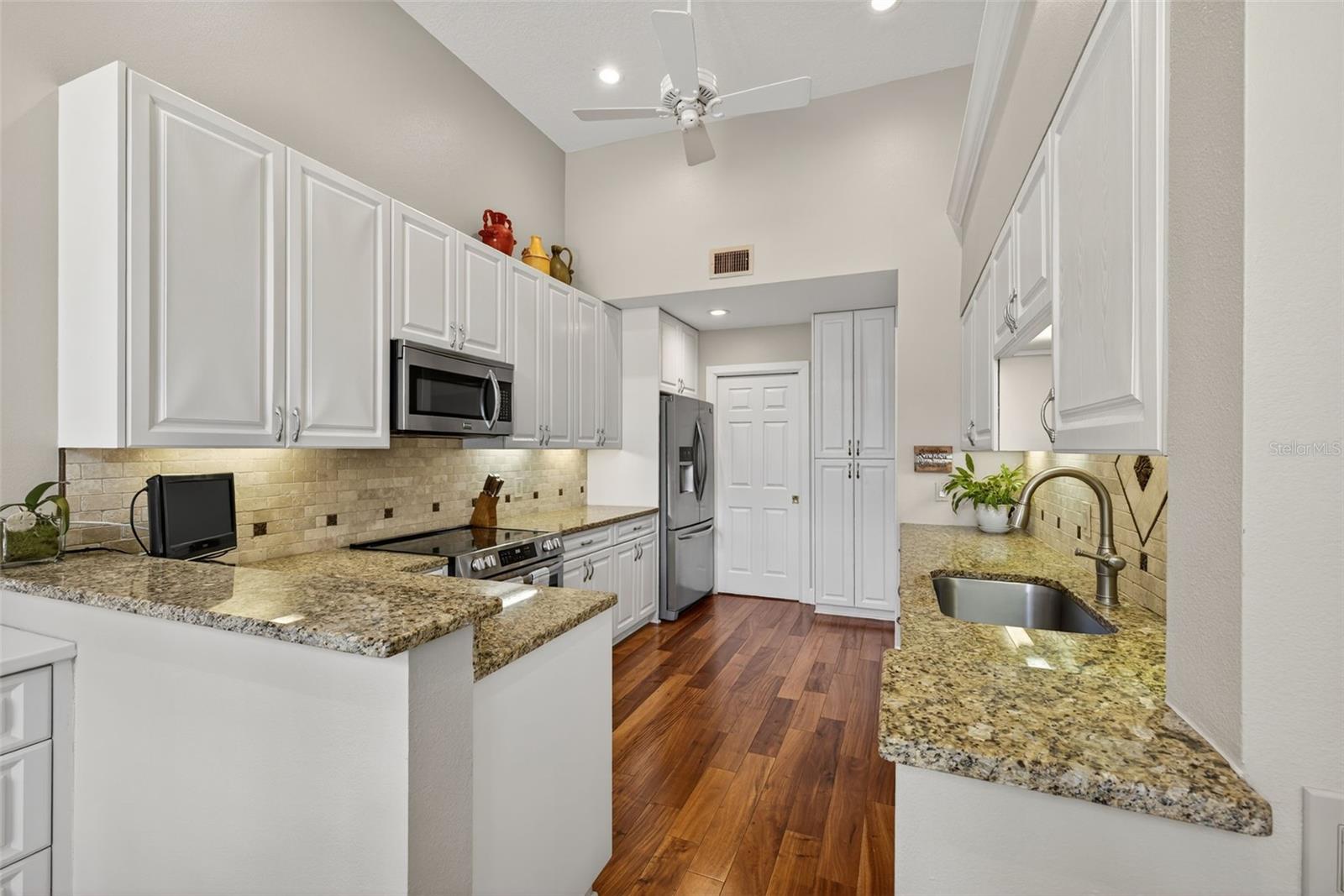 Image 24 of 64 For 4965 Bayshore Boulevard 4965