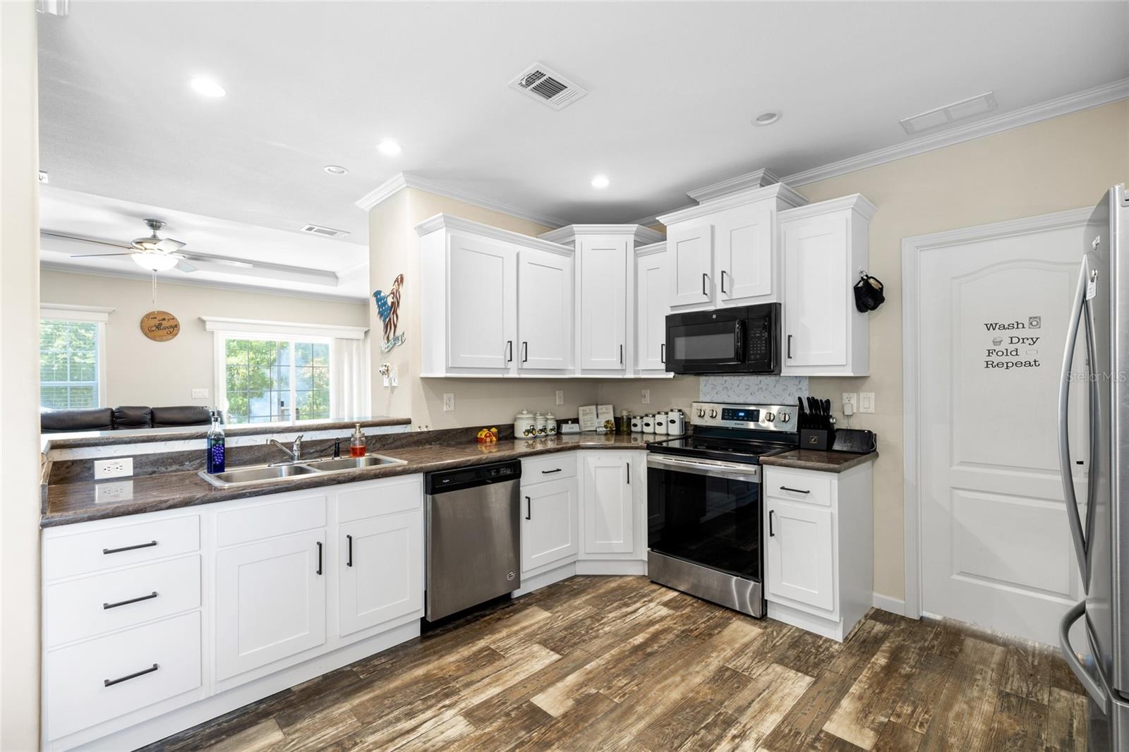 Listing photo id 8 for 6415 Mangrove Drive