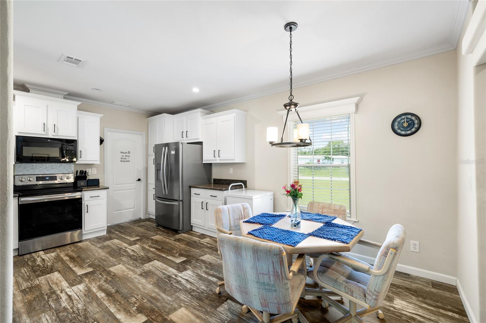Listing photo id 9 for 6415 Mangrove Drive