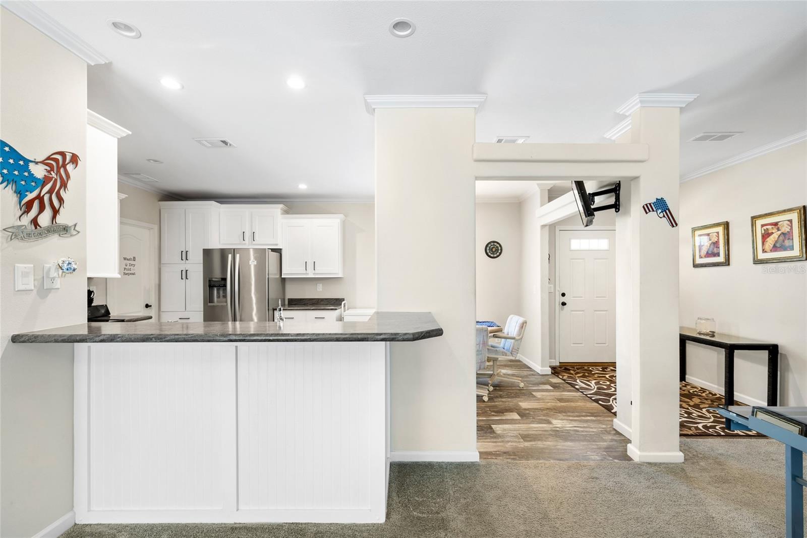 Listing photo id 10 for 6415 Mangrove Drive