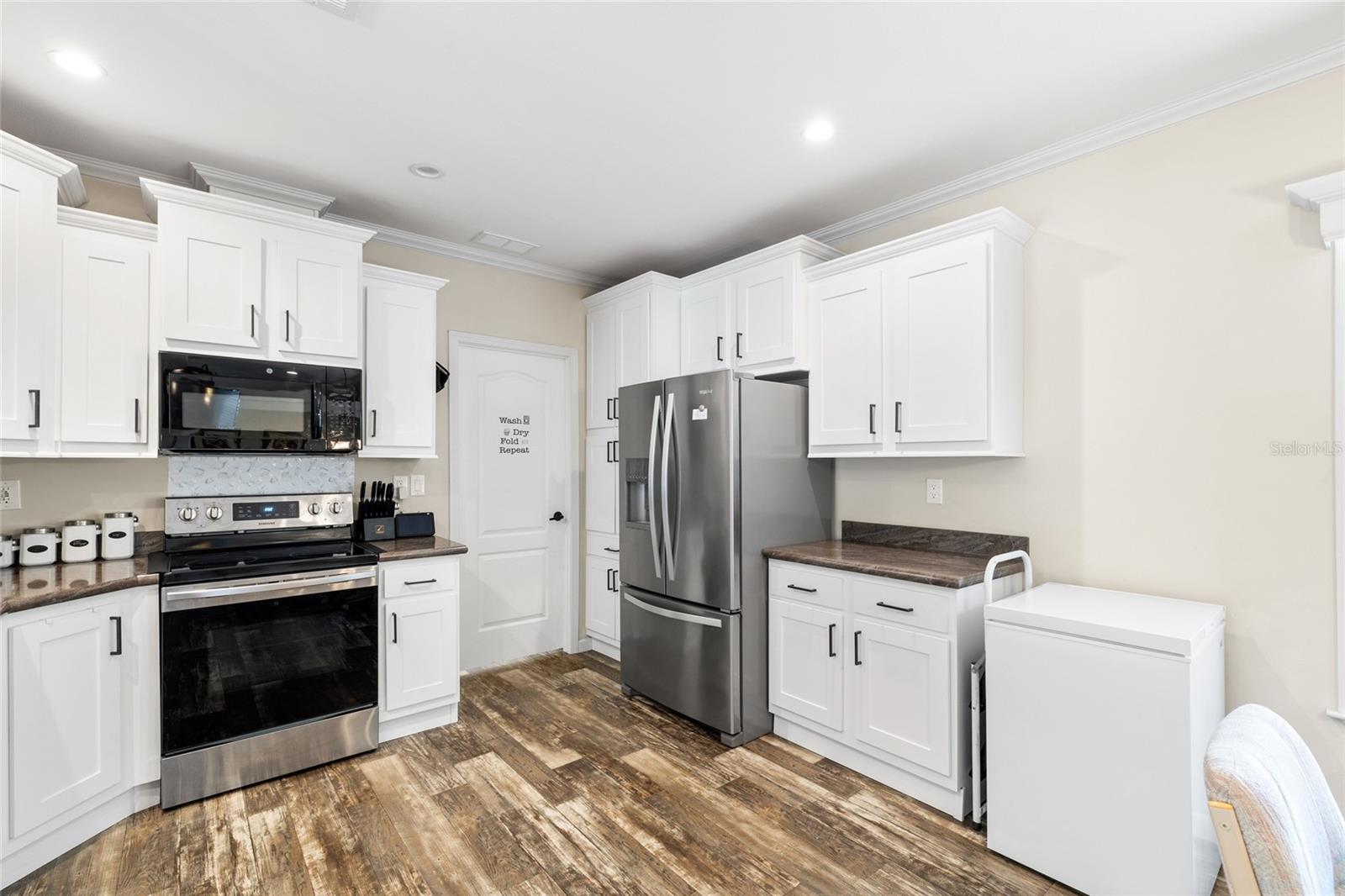 Listing photo id 1 for 6415 Mangrove Drive