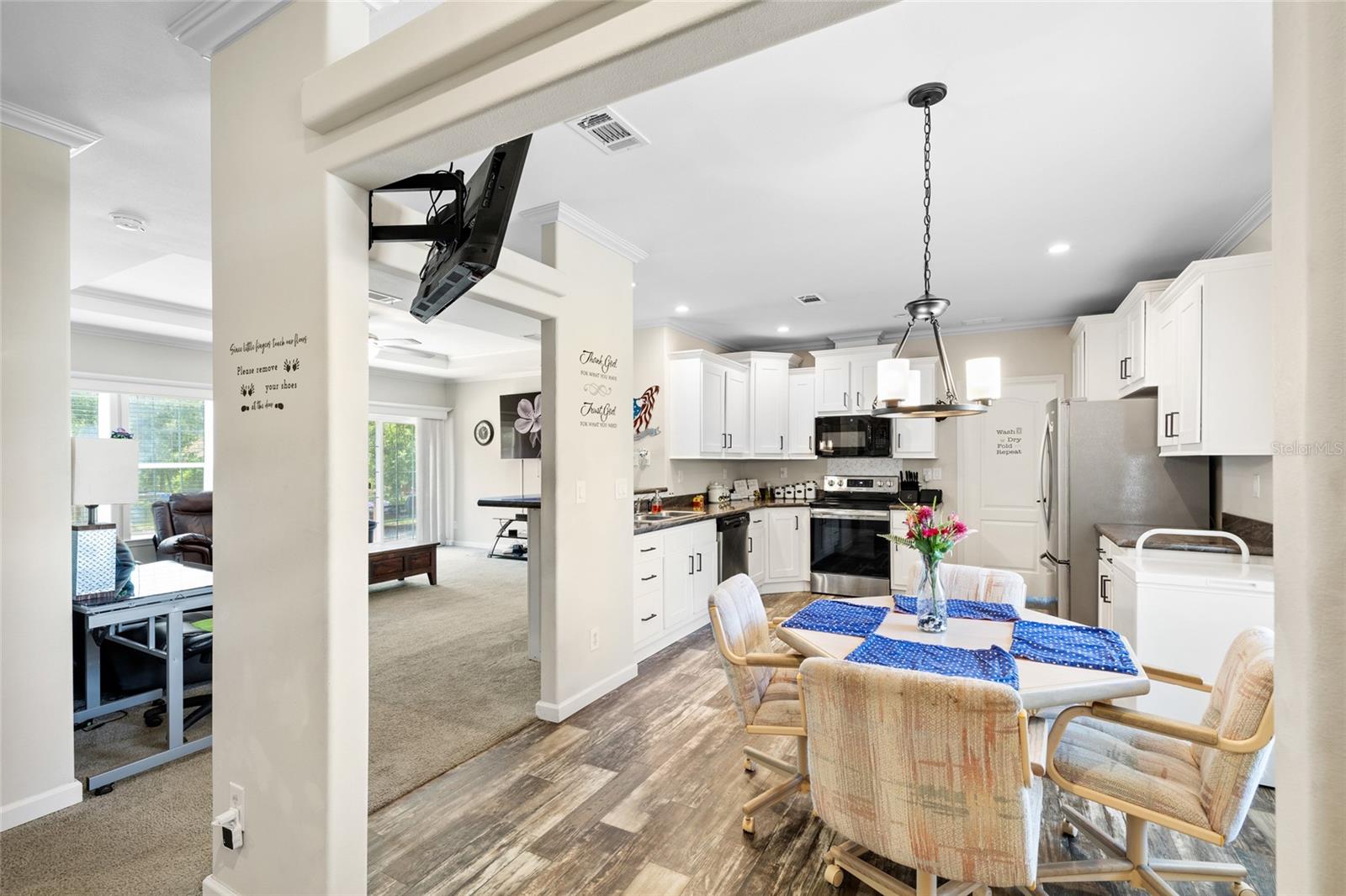 Listing photo id 7 for 6415 Mangrove Drive