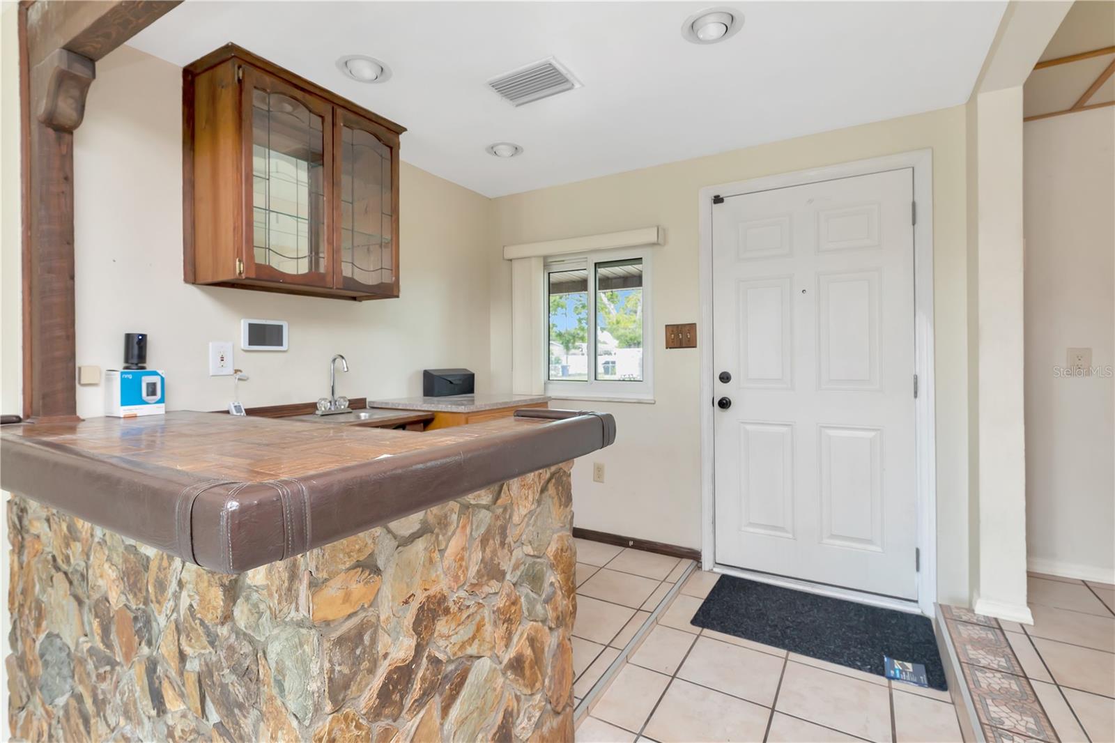 Listing photo id 9 for 4094 38th Avenue N