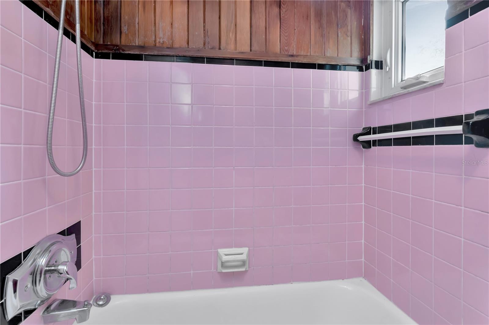 Listing photo id 14 for 4094 38th Avenue N