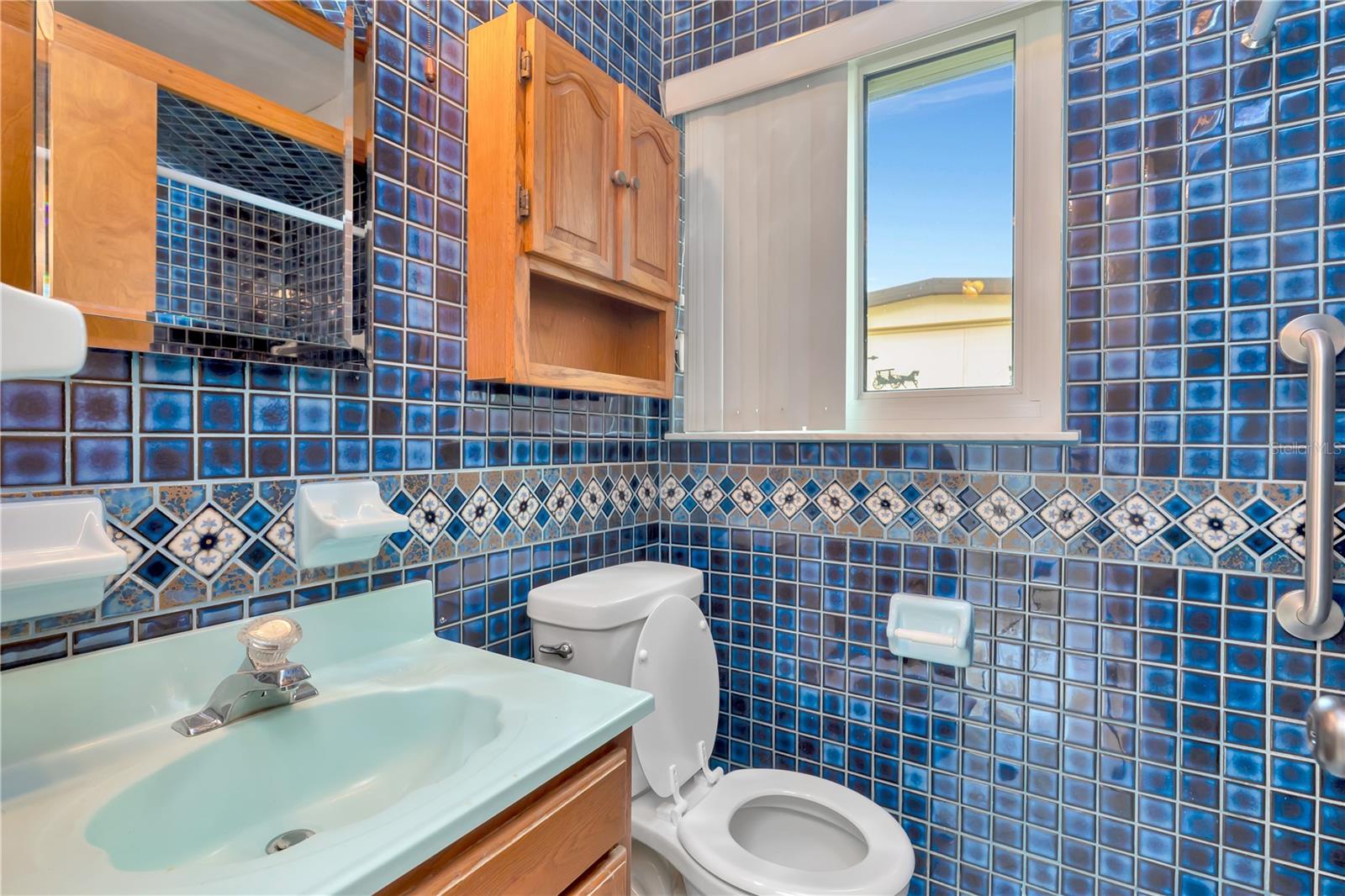 Listing photo id 15 for 4094 38th Avenue N