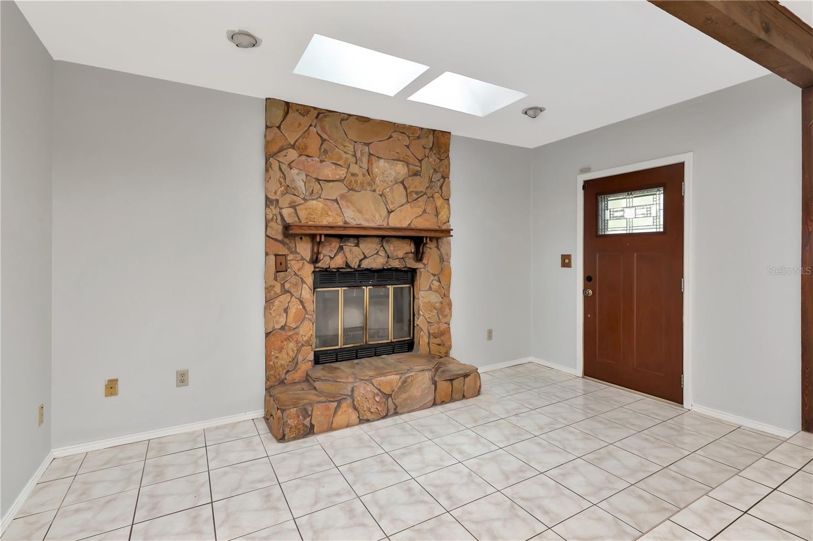 Listing photo id 16 for 4094 38th Avenue N