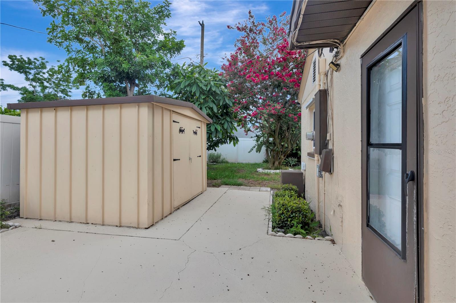 Listing photo id 18 for 4094 38th Avenue N
