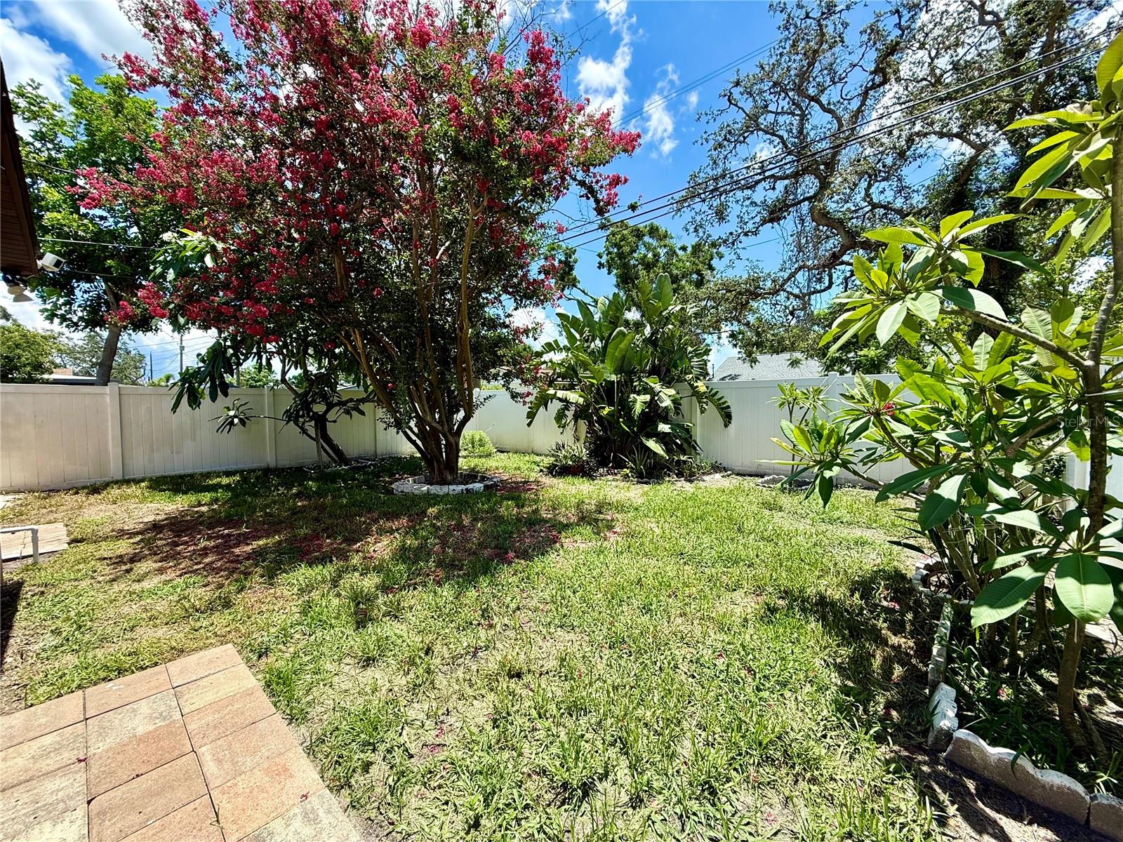 Listing photo id 21 for 4094 38th Avenue N