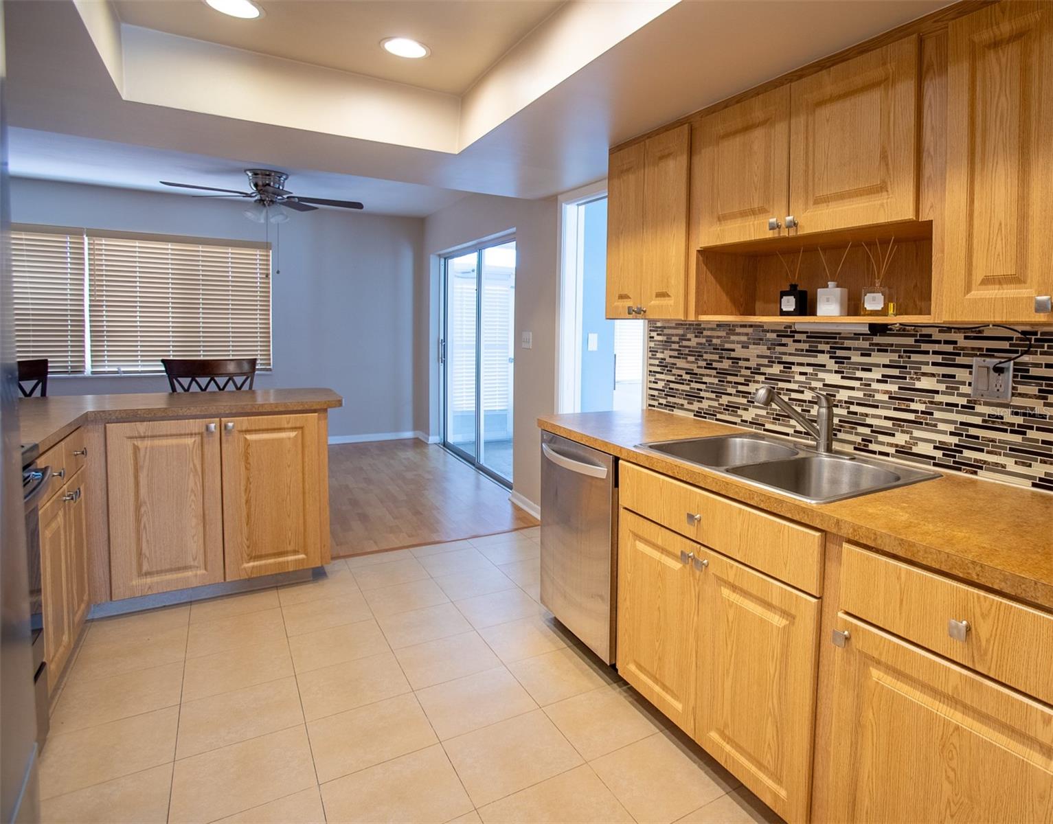 Listing photo id 9 for 14872 Crown Drive