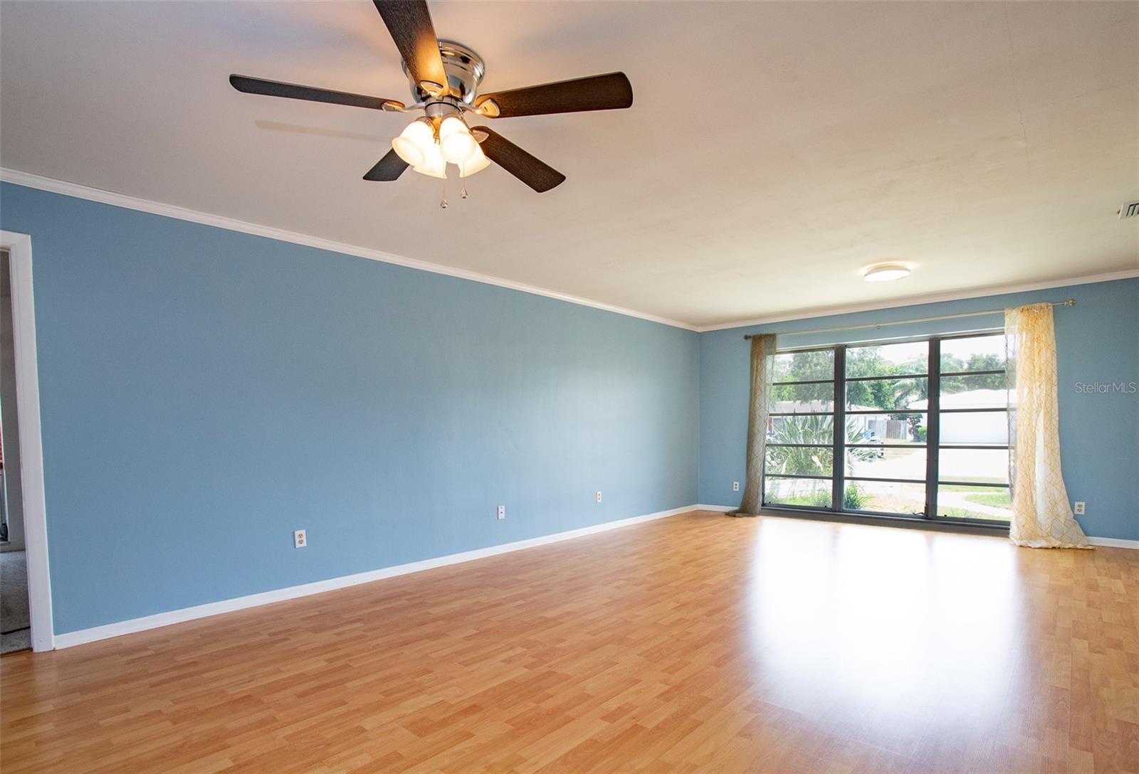 Listing photo id 11 for 14872 Crown Drive